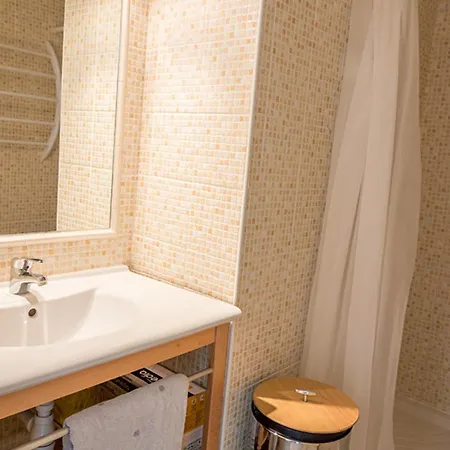 Bel Spacieux Face A L'etang - 2 Chambres, Parking, Pas De Wifi - Fr-1-604-5 Appartement